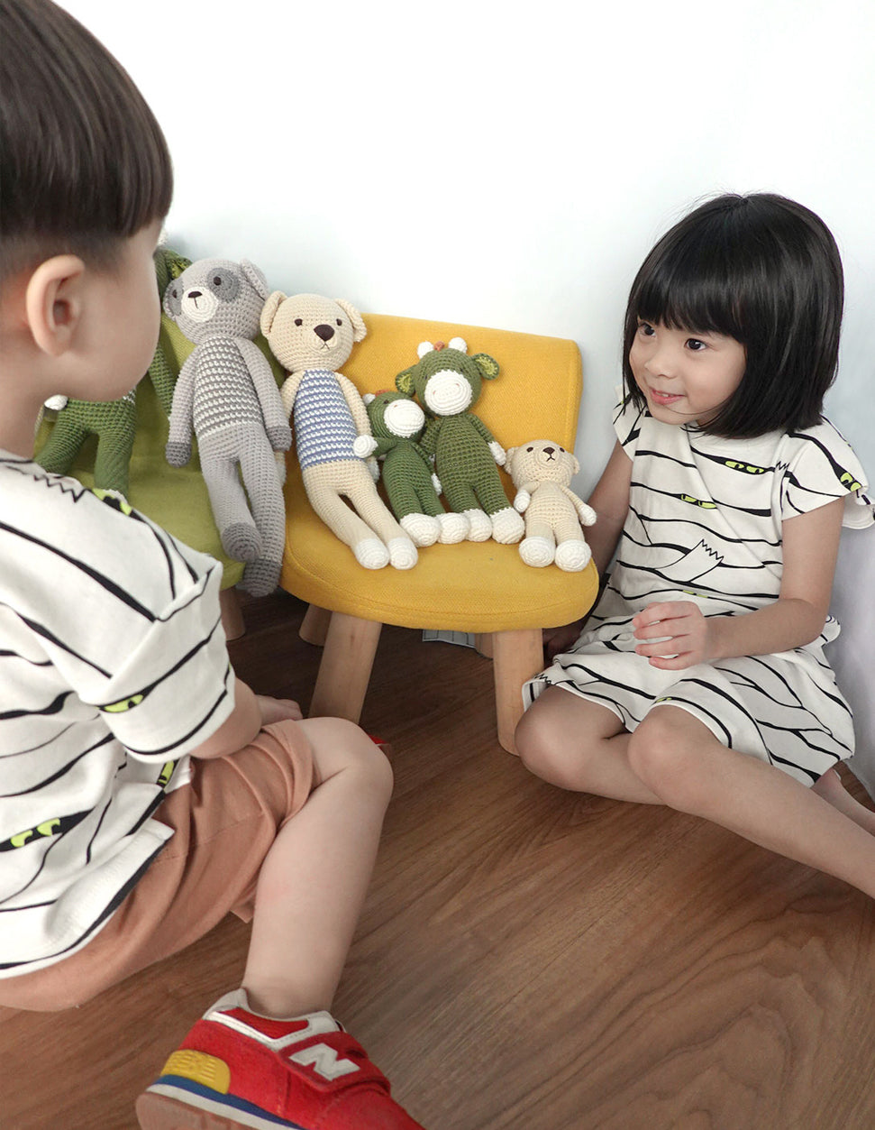 PEEK-A-BOO Short Sleeves Unisex Kids Top